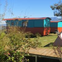 Nos deux roulottes avec mini cabane pour les enfants.