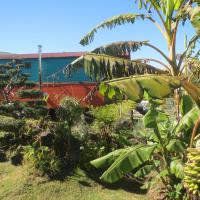 Nos deux roulottes avec terrasse privée dans notre jardin arboré.