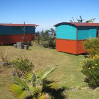 Nos deux roulottes avec terrasse privée dans notre jardin arboré.